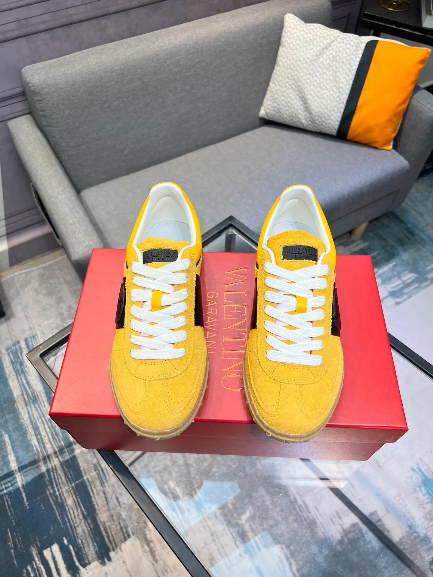Men's shoes 💰620 👉🌹🌹VALENTINO counter synchronized new low-top casual sports shoes 👍Professional and high-end, perfect replica, first-class quality! 👍All made of original 1:1 materials, exclusive mold opening! 👍High mercerized cowhide fabric 👍TPU outsole, comfortable and wear-resistant, brand injection insole, 👍Full set of high-end counter packaging 👍All details are customized with 1:1 mold, striving for perfection! 👍Couple style female 35-41, male 38-46 (female 41, male 45 46 customized)